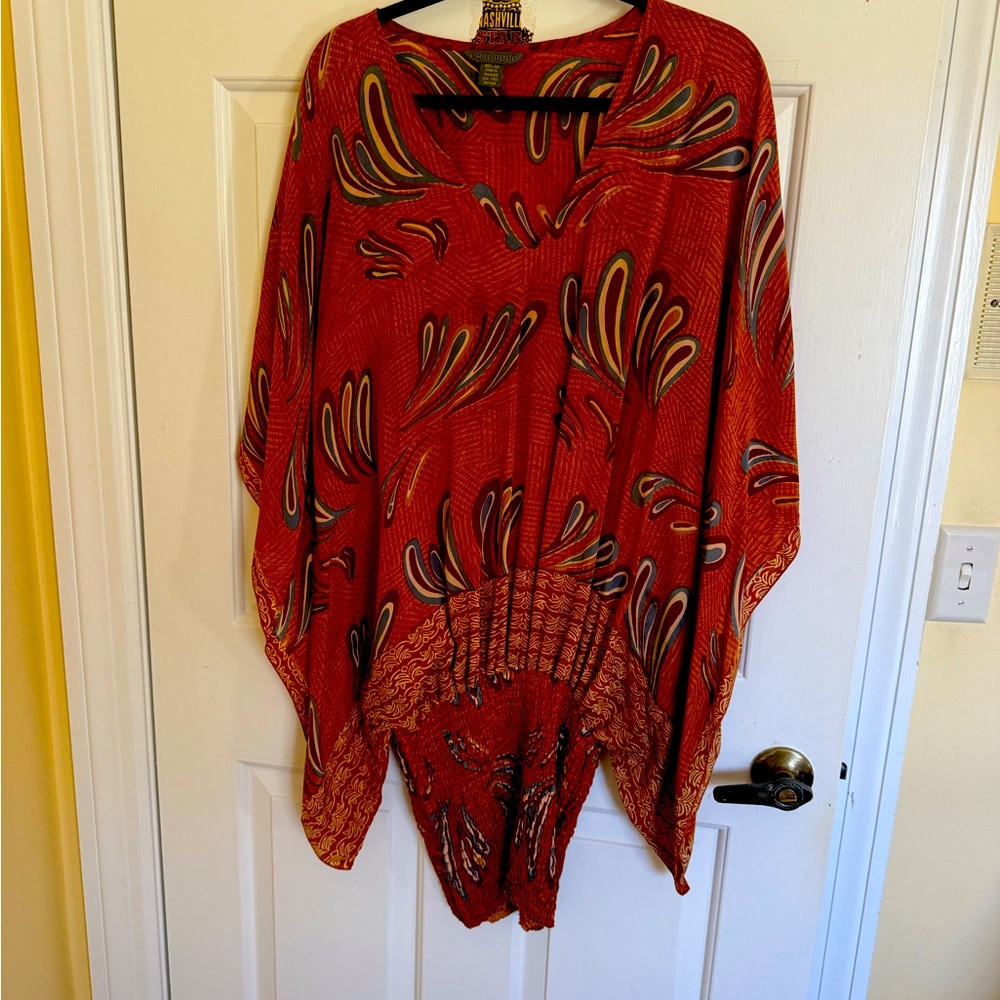 100 percent silk blouse  by Paul Ropp 
One size- looks great on!